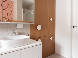 Dom, w którym czuć rodzinną atmosferę i pachnie świeżym chlebem - Średnia bez okna z lustrem z marmurową podłogą z punktowym oświetleniem łazienka, styl nowoczesny - zdjęcie od GRUPA NONO