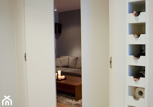 Mieszkanie 80m2 - Mała zamknięta biała kuchnia jednorzędowa, styl nowoczesny - zdjęcie od iHome Studio