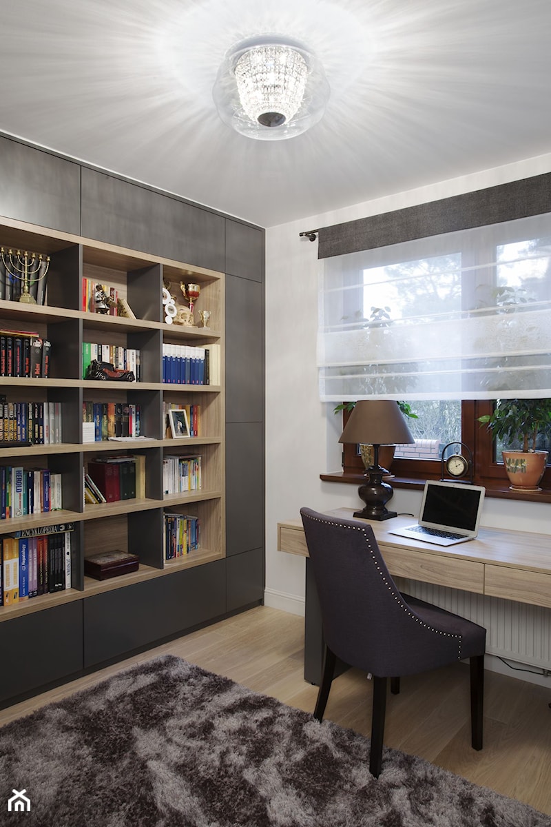 Metamorfoza domu - Średnie z zabudowanym biurkiem biuro - zdjęcie od iHome Studio