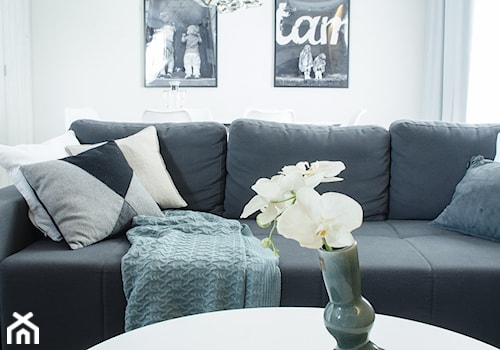 Metamorfoza mieszkania 70m2 - Biały salon, styl nowoczesny - zdjęcie od iHome Studio