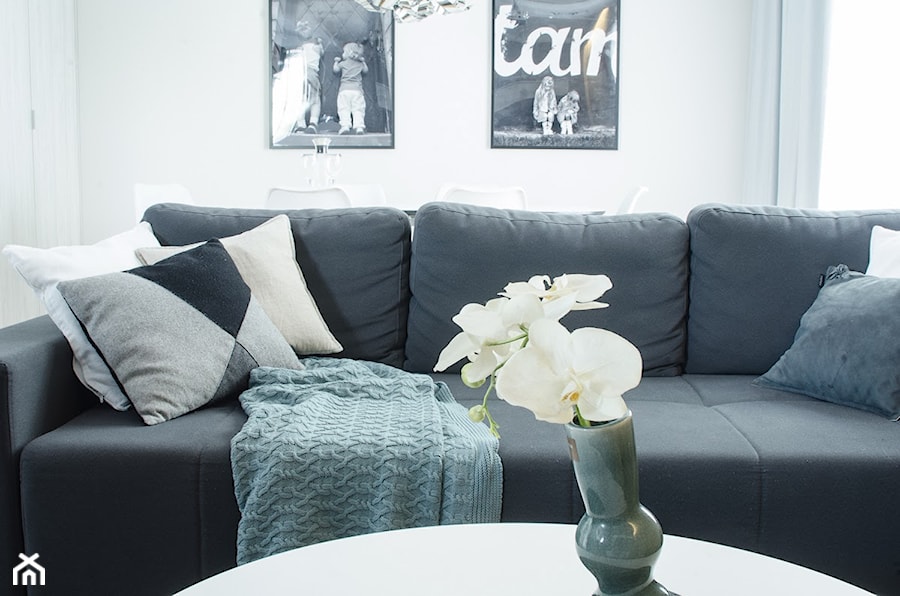 Metamorfoza mieszkania 70m2 - Biały salon, styl nowoczesny - zdjęcie od iHome Studio