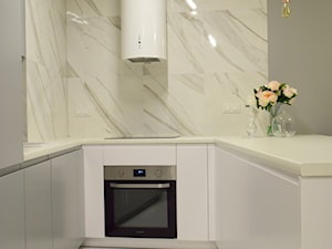Mieszkanie 40m2 Muranów - Mała otwarta z salonem biała szara z zabudowaną lodówką kuchnia w kształcie litery u, styl nowoczesny - zdjęcie od iHome Studio