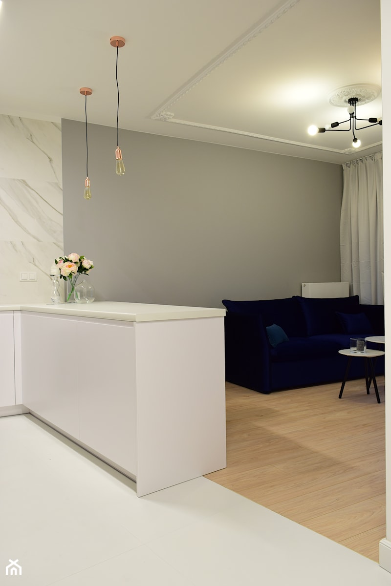 Mieszkanie 40m2 Muranów - Mały biały szary salon, styl nowoczesny - zdjęcie od iHome Studio
