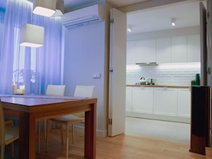 Mieszkanie 80m2 - Mały biały salon z kuchnią z jadalnią, styl nowoczesny - zdjęcie od iHome Studio