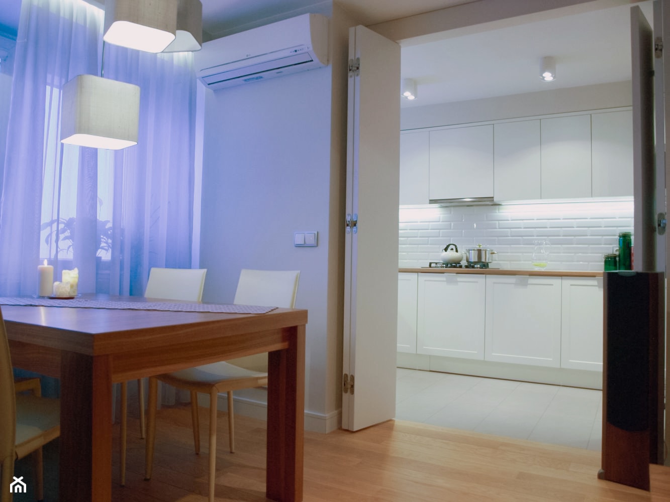 Mieszkanie 80m2 - Mały biały salon z kuchnią z jadalnią, styl nowoczesny - zdjęcie od iHome Studio - Homebook