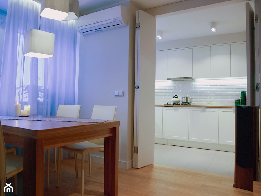 Mieszkanie 80m2 - Mały biały salon z kuchnią z jadalnią, styl nowoczesny - zdjęcie od iHome Studio