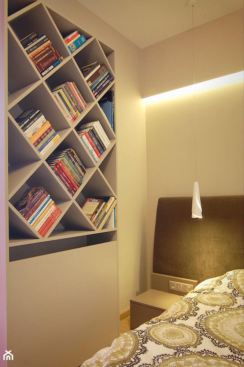 Akcent orientu we wnętrzu - Mała średnia biała sypialnia, styl nowoczesny - zdjęcie od iHome Studio
