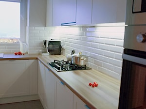 Mieszkanie 80m2 - Mała średnia otwarta zamknięta biała z zabudowaną lodówką kuchnia w kształcie litery l, styl nowoczesny - zdjęcie od iHome Studio