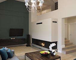 Metamorfoza domu - Duży biały szary salon z antresolą - zdjęcie od iHome Studio - Homebook
