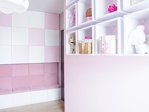 Metamorfoza mieszkania 70m2 - Średni biały różowy pokój dziecka dla dziecka dla dziewczynki, styl nowoczesny - zdjęcie od iHome Studio