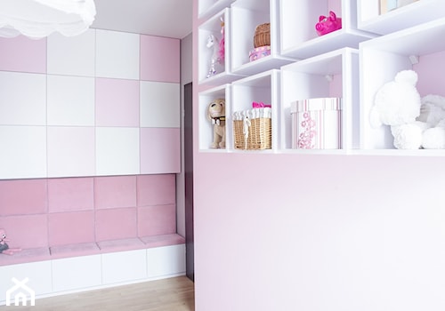 Metamorfoza mieszkania 70m2 - Średni biały różowy pokój dziecka dla dziecka dla dziewczynki, styl nowoczesny - zdjęcie od iHome Studio