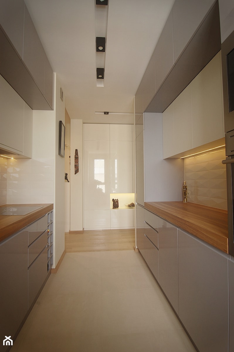 Akcent orientu we wnętrzu - Średnia z salonem biała z zabudowaną lodówką kuchnia dwurzędowa, styl nowoczesny - zdjęcie od iHome Studio