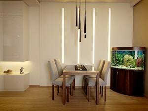 Akcent orientu we wnętrzu - Mały biały brązowy salon z jadalnią, styl nowoczesny - zdjęcie od iHome Studio