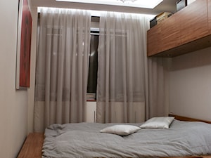 Mieszkanie 80m2 - Mała biała sypialnia, styl nowoczesny - zdjęcie od iHome Studio