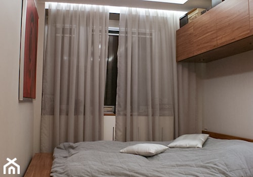 Mieszkanie 80m2 - Mała biała sypialnia, styl nowoczesny - zdjęcie od iHome Studio
