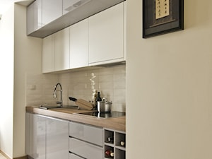 Akcent orientu we wnętrzu - Mała otwarta z salonem beżowa biała z zabudowaną lodówką kuchnia jednorzędowa, styl nowoczesny - zdjęcie od iHome Studio