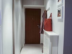 Mieszkanie 80m2 - Średni z wieszakiem szary hol / przedpokój, styl nowoczesny - zdjęcie od iHome Studio