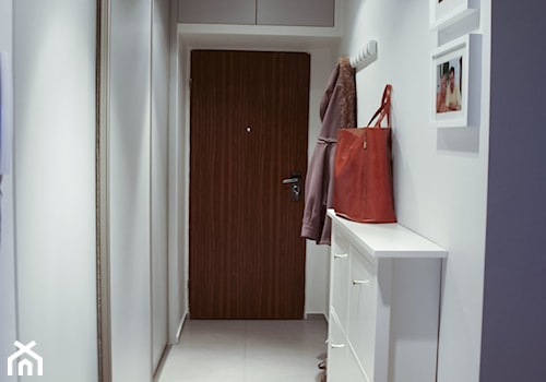 Mieszkanie 80m2 - Średni z wieszakiem szary hol / przedpokój, styl nowoczesny - zdjęcie od iHome Studio