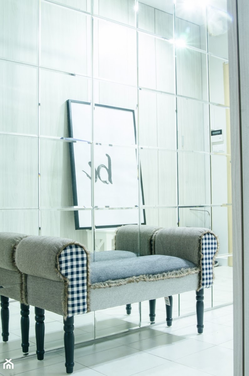 Metamorfoza mieszkania 70m2 - Średni biały hol / przedpokój, styl nowoczesny - zdjęcie od iHome Studio