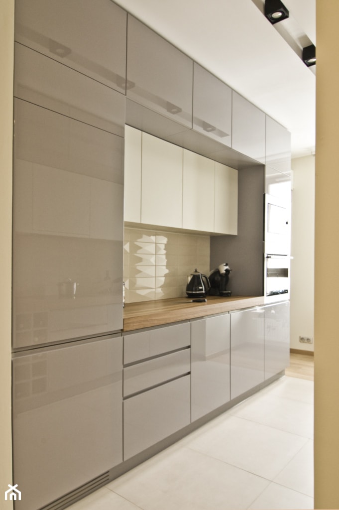 Akcent orientu we wnętrzu - Średnia otwarta z salonem biała z zabudowaną lodówką kuchnia jednorzędowa, styl nowoczesny - zdjęcie od iHome Studio