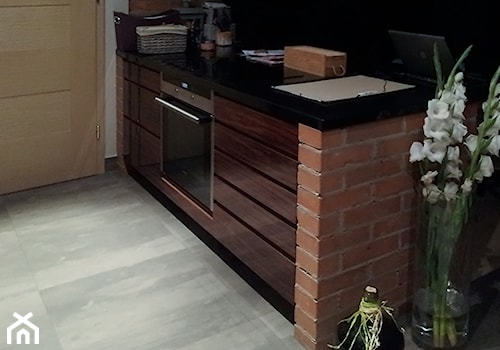 Wnętrza domu - Otwarta z kamiennym blatem czarna z lodówką wolnostojącą kuchnia jednorzędowa, styl nowoczesny - zdjęcie od line 2 line