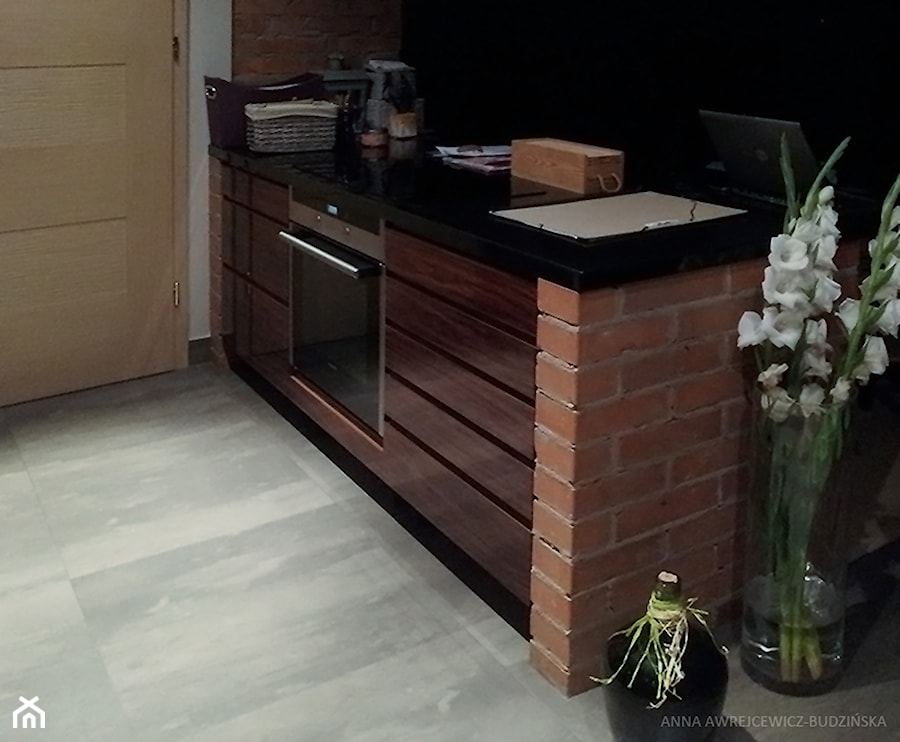 Wnętrza domu - Otwarta z kamiennym blatem czarna z lodówką wolnostojącą kuchnia jednorzędowa, styl nowoczesny - zdjęcie od line 2 line