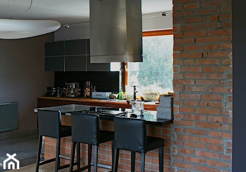 Wnętrza domu - Średnia z salonem kuchnia dwurzędowa z wyspą lub półwyspem z oknem, styl nowoczesny - zdjęcie od line 2 line