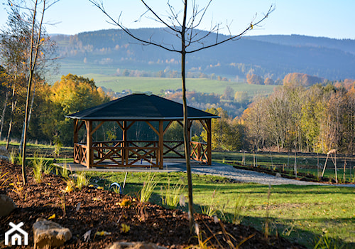 Duży z kamienną nawierzchnią ogród za domem z altaną, styl rustykalny - zdjęcie od greenin studio architektury krajobrazu