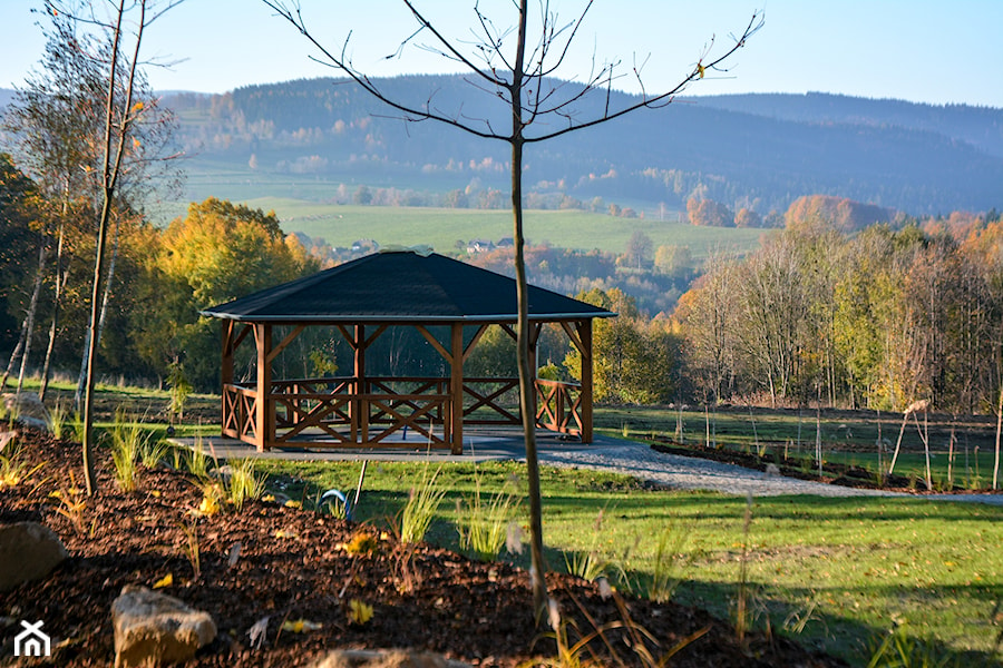 Duży z kamienną nawierzchnią ogród za domem z altaną, styl rustykalny - zdjęcie od greenin studio architektury krajobrazu