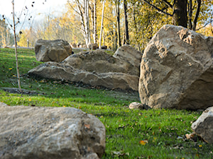 Średni z kamienną nawierzchnią ogród za domem, styl rustykalny - zdjęcie od greenin studio architektury krajobrazu