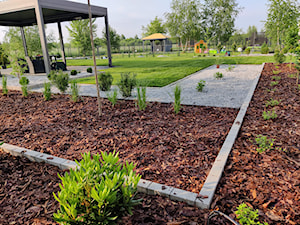 Ogród nowoczesny w Wieliszewie, widok na pergolę - zdjęcie od MM.Krajobrazy - Magdalena Możdżeń