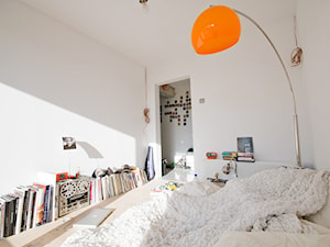 Atelier Kraków Stare Miasto - Mała biała z biurkiem sypialnia, styl skandynawski - zdjęcie od mwDesign