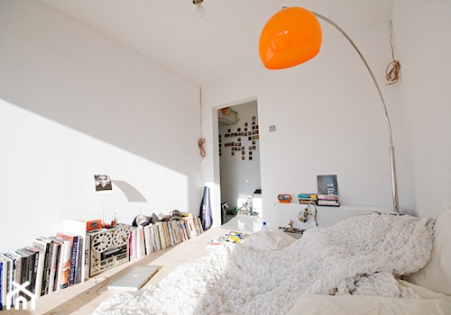 Atelier Kraków Stare Miasto - Mała biała z biurkiem sypialnia, styl skandynawski - zdjęcie od mwDesign