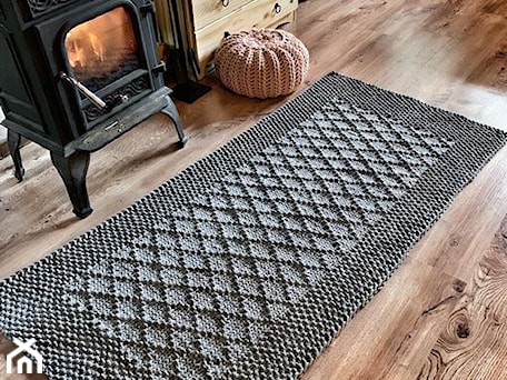 Aranżacje wnętrz - Salon: Dywan RĘCZNIE DZIERGANY Z GRUBEGO SZNURKA DIAMOND 60X130cm - Knitting Factory Home Decor. Przeglądaj, dodawaj i zapisuj najlepsze zdjęcia, pomysły i inspiracje designerskie. W bazie mamy już prawie milion fotografii!