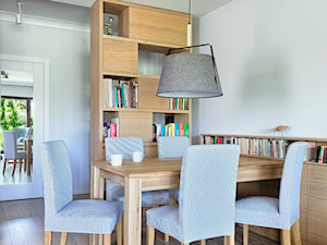 Ciepło w drewnie - Średnia biała szara jadalnia jako osobne pomieszczenie - zdjęcie od KAPA studio projektowe