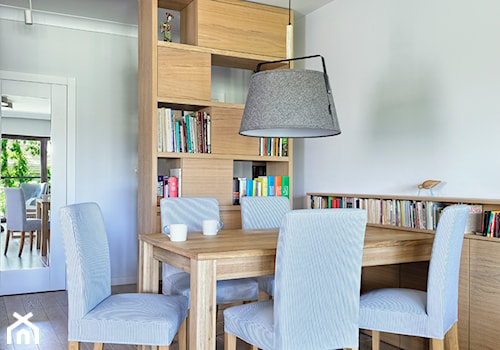 Ciepło w drewnie - Średnia biała szara jadalnia jako osobne pomieszczenie - zdjęcie od KAPA studio projektowe