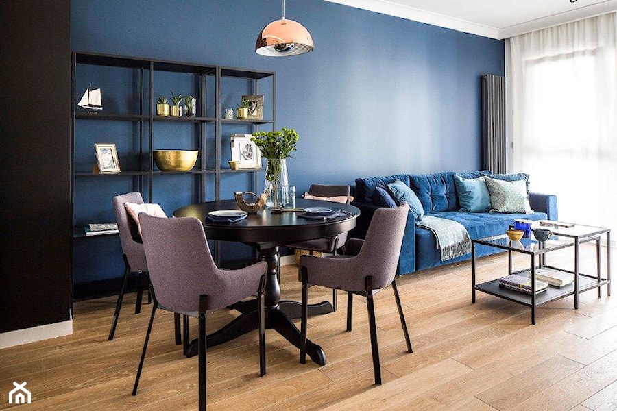 Kolor w roli głównej - Średnia czarna niebieska jadalnia w salonie - zdjęcie od KAPA studio projektowe