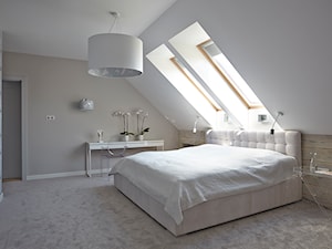 Rodzinnie - Średnia beżowa biała niebieska sypialnia na poddaszu - zdjęcie od KAPA studio projektowe