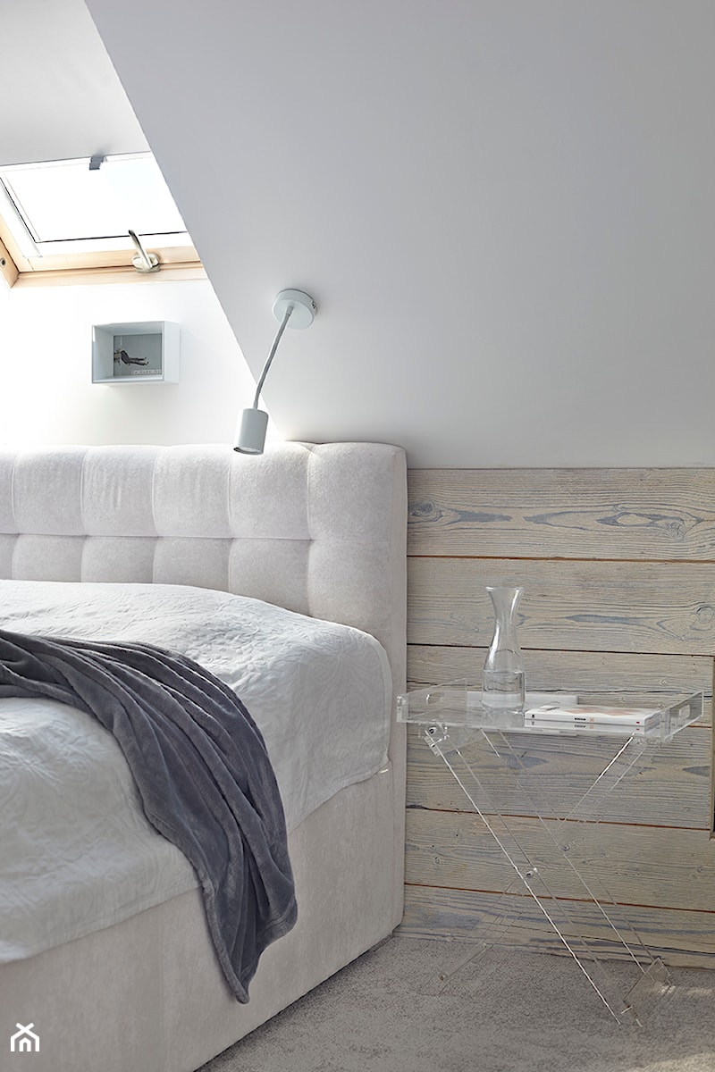 Rodzinnie - Średnia biała sypialnia na poddaszu - zdjęcie od KAPA studio projektowe