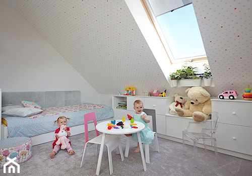 Rodzinnie - Średni szary pokój dziecka dla dziecka dla chłopca dla dziewczynki - zdjęcie od KAPA studio projektowe