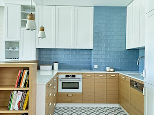 Ciepło w drewnie - Średnia otwarta z kamiennym blatem niebieska z zabudowaną lodówką z podblatowym zlewozmywakiem kuchnia w kształcie litery u - zdjęcie od KAPA studio projektowe