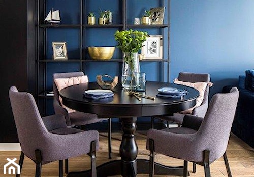 Kolor w roli głównej - Mała czarna niebieska jadalnia w salonie - zdjęcie od KAPA studio projektowe