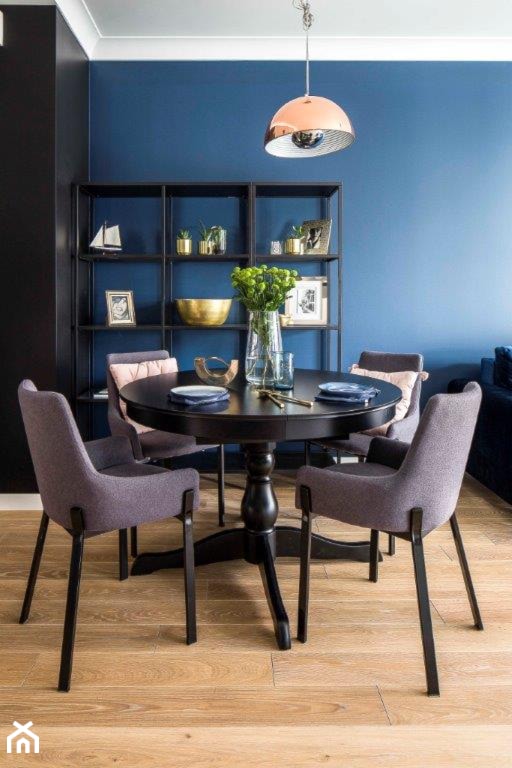 Kolor w roli głównej - Mała czarna niebieska jadalnia w salonie - zdjęcie od KAPA studio projektowe