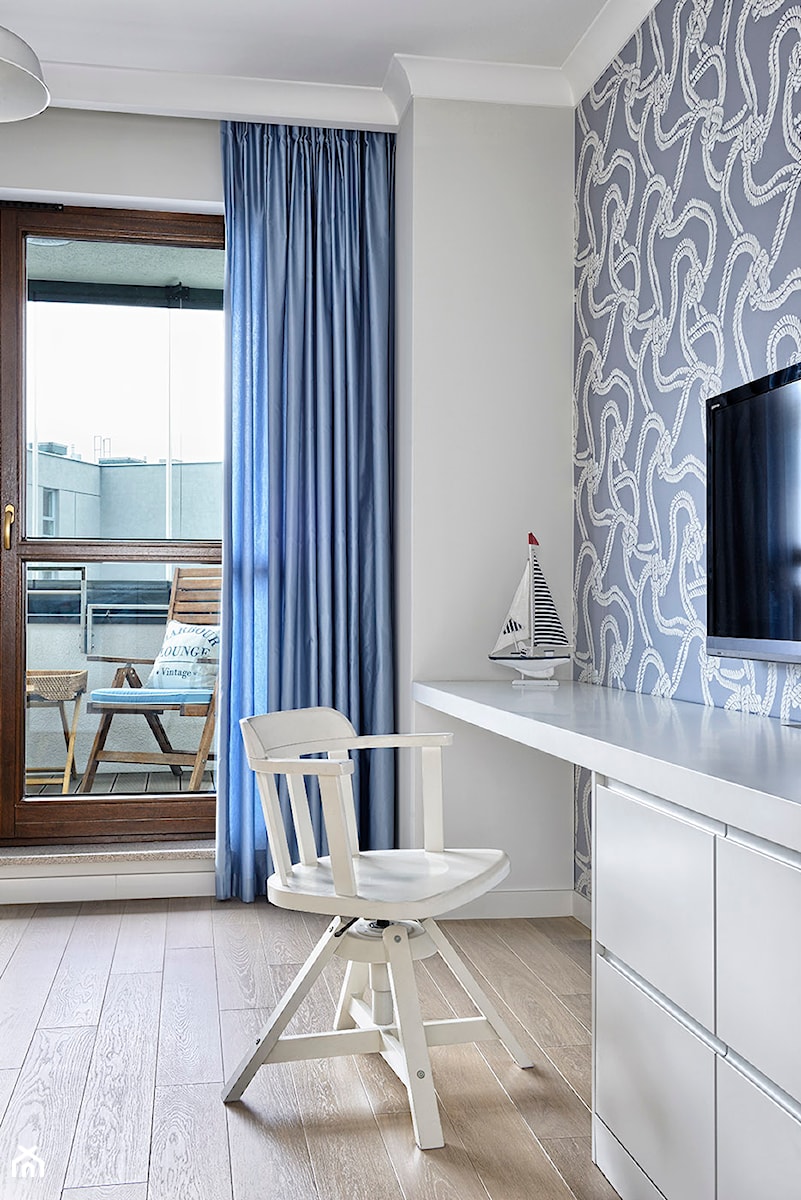 Mieszkanie w bieli z widokiem na stolicę - Małe w osobnym pomieszczeniu z zabudowanym biurkiem szare biuro - zdjęcie od KAPA studio projektowe