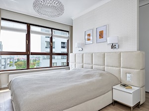 Mieszkanie w bieli z widokiem na stolicę - Średnia beżowa sypialnia - zdjęcie od KAPA studio projektowe