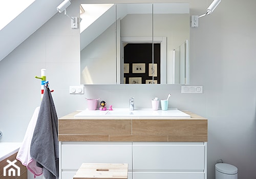 Rodzinnie - Średnia na poddaszu łazienka z oknem - zdjęcie od KAPA studio projektowe