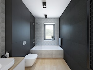 DOM 01. Mogilno - Średnia z lustrem z punktowym oświetleniem łazienka z oknem, styl nowoczesny - zdjęcie od Projekt M pracownia architektoniczna