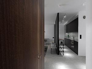 Mieszkanie w Gdańsku-styl minimalistyczny - Średni biały brązowy hol / przedpokój, styl minimalistyczny - zdjęcie od MUKA MARCIN KUPTEL