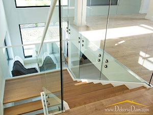 Schody samonośne policzkowe ze szklaną balustradą - zdjęcie od www.DekorujDom.com