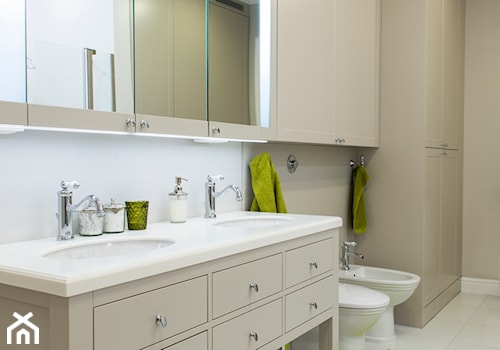 Klasyczne 230m2 - Duża bez okna z dwoma umywalkami łazienka, styl tradycyjny - zdjęcie od TiM Grey Projektowanie Wnętrz